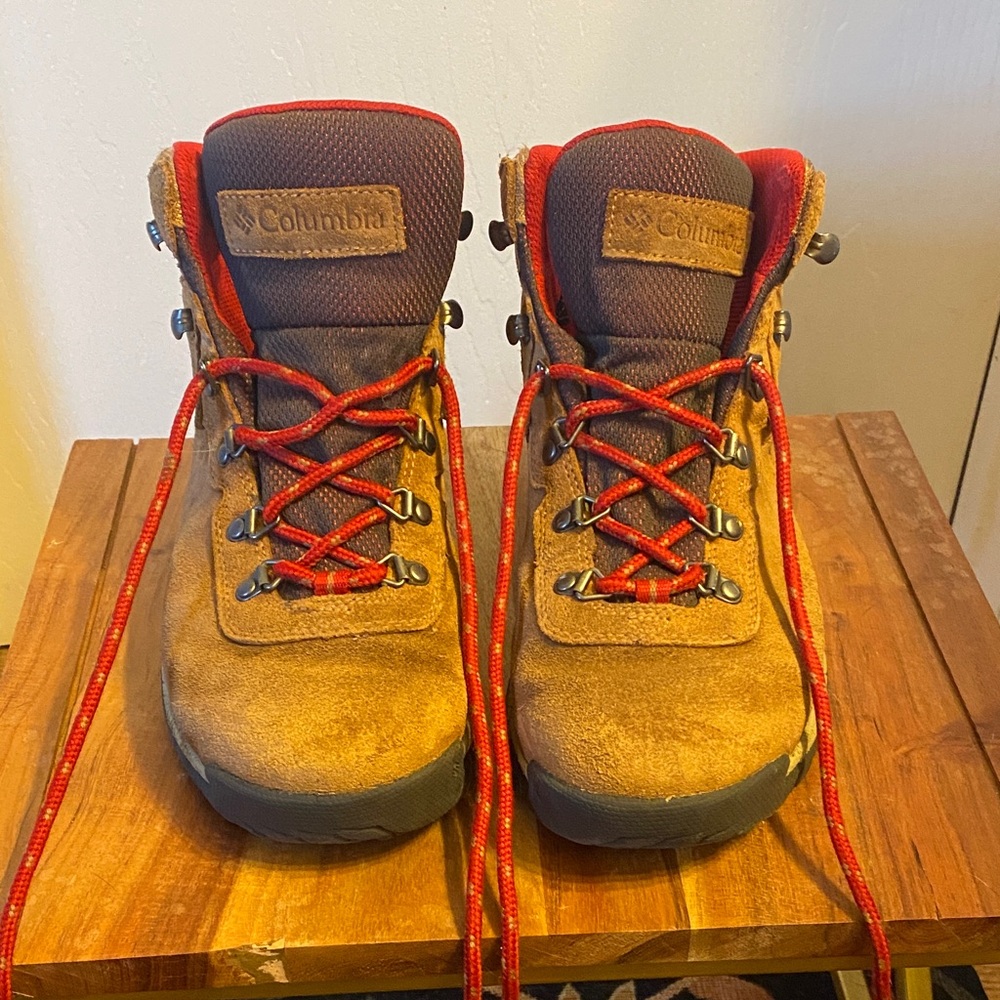 Columbia Tan and Red Lace-Up Boots